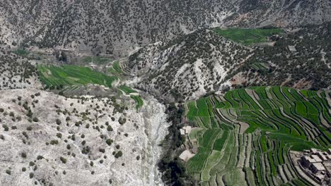 Granjas-Verdes-Y-Viviendas-Rústicas-De-Barro-En-Las-Montañas