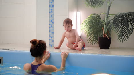 Mom-explains-to-the-child-the-rules-of-swimming-in-the-pool