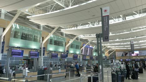 Air-Canada-Economy-Class-Check-in-Schalter-Am-Flughafen-Vancouver-Statisch
