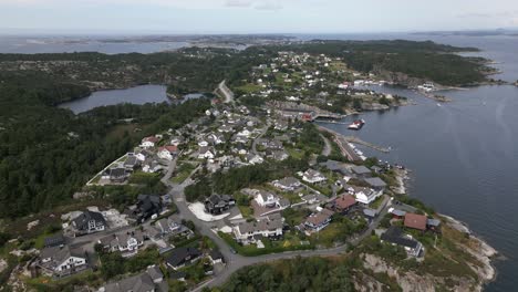 Sobrevuelo-Con-Drones-De-Un-Barrio-Rico-En-La-Costa-Oeste-De-Noruega,-Cerca-De-Bergen