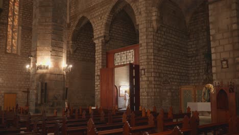 Arcos-Dentro-De-La-Iglesia-Parroquial-De-Santa-María-En-Sagunto,-España
