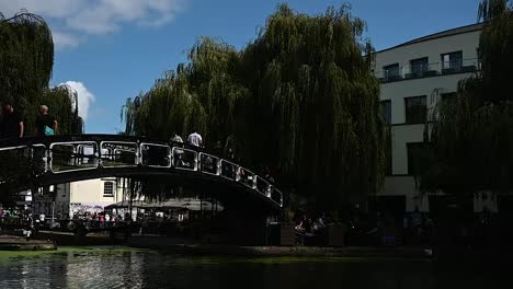 Cruzando-El-Puente-De-Camden-En-Un-Día-Soleado,-Londres,-Reino-Unido