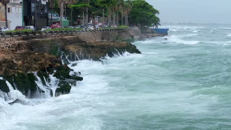 Raue-Wellen-Krachen-Gegen-Die-Felsige-Küste-Der-Dominikanischen-Republik