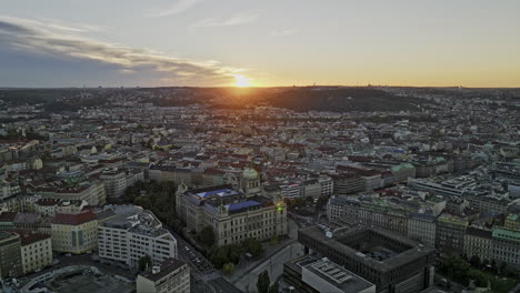 Prag,-Tschechien,-Luftaufnahme-V63,-Panoramaschwenkansicht,-Drohnenüberflug-Und-Umgebung-Des-Großen-Nationalmuseums,-Aufnahme-Des-Stadtbildes-Der-Alt--Und-Neustadt-Bei-Sonnenuntergang,-Goldene-Stunden-–-Aufgenommen-Mit-Mavic-3-Cine-–-November-2022