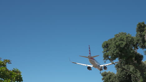 Un-Avión-De-Línea-Llegando-A-Un-Aeropuerto