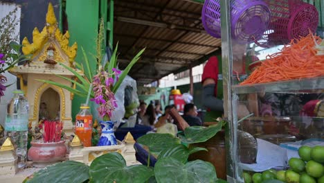 La-Mundialmente-Famosa-Ensalada-De-Papaya-Tailandesa-Somtam-Preparada-Por-Un-Vendedor-Local-En-Un-Restaurante-Al-Borde-De-La-Carretera-En-Las-Calles-De-Bangkok,-Tailandia
