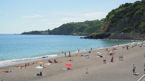 Berühmter-Und-Schöner-Strand-Von-Agua-De-Alto-An-Einem-Sonnigen-Sommertag,-Insel-San-Miguel,-Azoren,-Portugal---Juli-2023