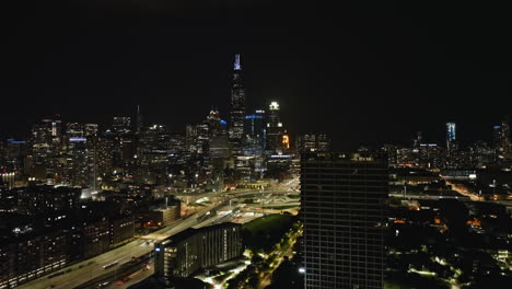 Luftaufnahme-Des-Nächtlichen-Jane-Byrne-Interchange-Und-Der-Hoch-Aufragenden-Skyline-Von-Chicago