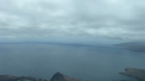 La-Perspectiva-De-Un-Piloto-Sobrevolando-Ponta-Delagada-Durante-La-Aproximación-Al-Aeropuerto-De-Funchal-En-Una-Ventosa-Mañana-De-Invierno.