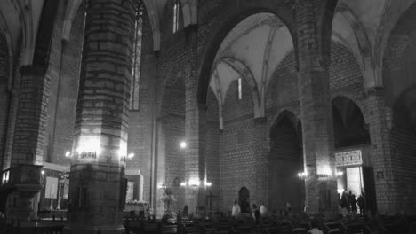 Toma-Panorámica-De-Una-Hermosa-Arquitectura-Histórica-Con-Altas-Columnas-Dentro-De-La-Iglesia-Parroquial-De-Santa-María-En-Sagunto,-España.