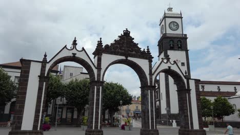 The-main-square-and-City-Gate-of-Ponta-Delgada,-with-the-St