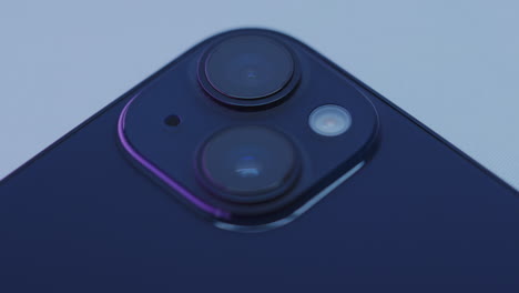 IPhone-Design-Detail-Fokus-Pull-Shot-In-Studioblau-Und-Rosa-Highlights