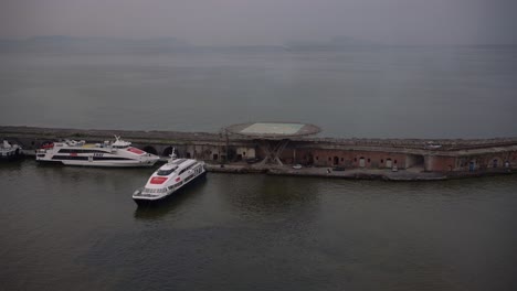 Sicht-Der-Boote,-Die-In-Der-Nähe-Des-Hubschrauberlandeplatzes-An-Einer-Ufermauer-Im-Hafen-Von-Neapel,-Italien,-Andocken