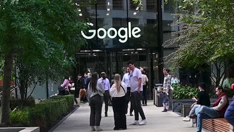 Google-Dentro-De-St-Pancras-Square,-Londres,-Reino-Unido.