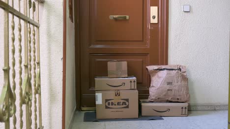 Amazon--Und-IKEA-Lieferpakete-Werden-Vor-Der-Tür-Eines-Käufers-Platziert