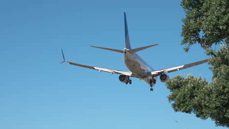 Un-Avión-Comercial-En-La-Aproximación-Final-Para-Aterrizar-En-El-Aeropuerto-Internacional-De-Los-Ángeles-Lax