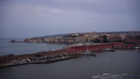 Möwen-Schweben-Vor-Dem-Hintergrund-Des-Stadtbildes-Und-Des-Meerblicks-Von-Neapel,-Italien