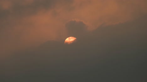 Graue-Wolken-Bedecken-Die-Sonne-Am-Himmel-Bei-Sonnenuntergang