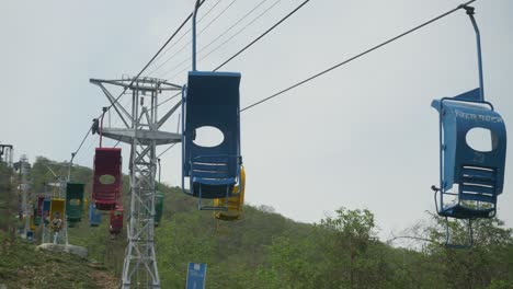 Teleférico-Para-Una-Sola-Persona-Corriendo-En-La-Cima-De-La-Colina-Ratnagiri,-Toma-De-Gran-Angular