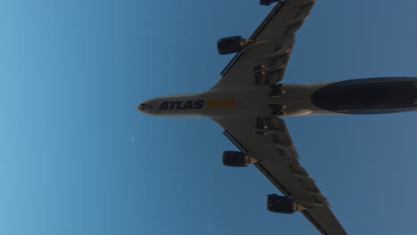 Un-Boeing-747-De-Carga-Llega-Al-Aeropuerto-Internacional-De-Los-Ángeles.