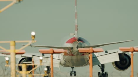 Boeing-777-Aterrizando-En-El-Aeropuerto-De-Heathrow-En-Londres