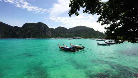 Crystal-clear-water-and-touristic-boats-in-Phi-Phi-islands,-sunny-day