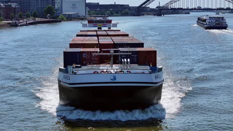 Frachtschiff,-Beladen-Mit-Intermodalen-Containern,-Das-Auf-Dem-Fluss-In-Alblasserdam,-Niederlande,-Fährt