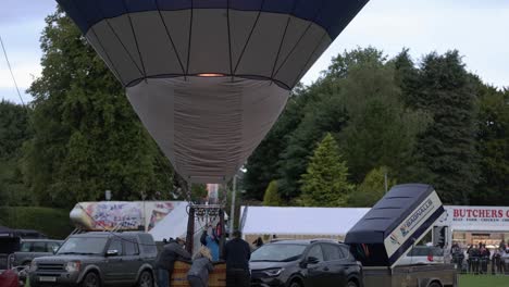 Toma-En-Cámara-Lenta-De-Una-Gran-Llama-Disparada-A-Un-Globo-Aerostático