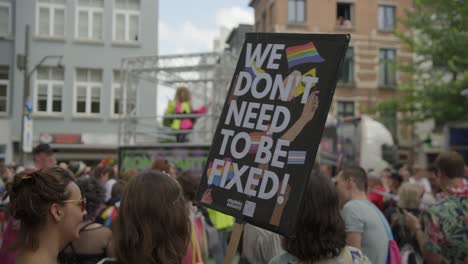 Personas-Con-Carteles-Durante-El-Desfile-Del-Orgullo-Gay-De-Amberes-2023-En-Bélgica