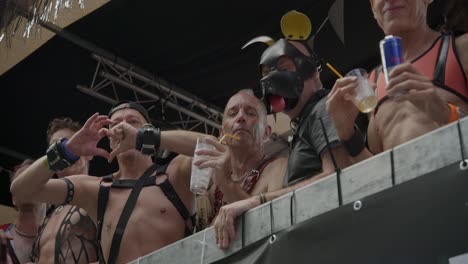 Hombres-Homosexuales-En-Un-Camión-Durante-El-Desfile-Del-Orgullo-Gay-De-Amberes-2023-En-Bélgica