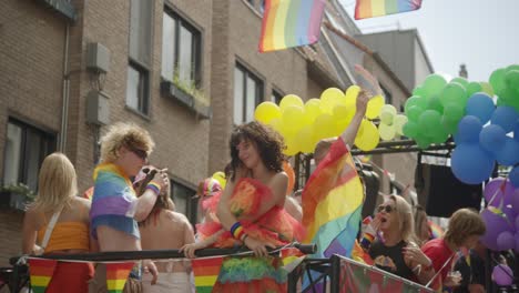 Gente-Bailando-En-Un-Camión-Durante-El-Desfile-Del-Orgullo-Gay-De-Amberes-2023-En-Bélgica