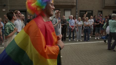 Personas-Que-Portan-Una-Pancarta-Con-La-Palabra-Amor-Escrita-En-Los-Colores-Del-Arco-Iris-Durante-El-Desfile-Del-Orgullo-Gay-De-Amberes-2023-En-Bélgica