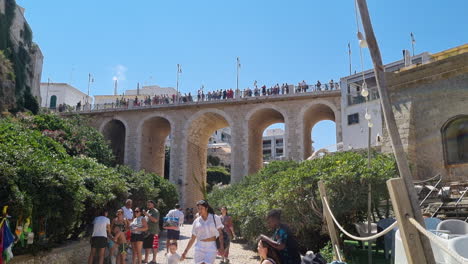 Die-Bourbon-Brücke-Auf-Der-Lama-Monachile-Brücke-über-Dem-überfüllten-Strand-Von-Polignano-A-Mare-In-Apulien,-Italien