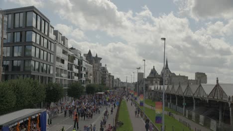 Plano-Amplio-Del-Desfile-Del-Orgullo-Gay-De-Amberes-2023-En-Bélgica-Con-Cielo-Nublado