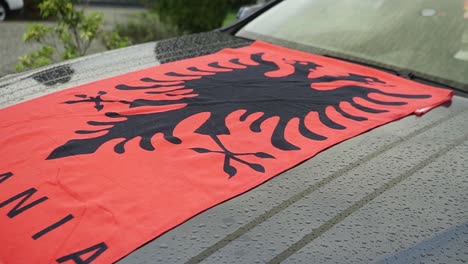 Mercedes-Auto-Mit-Einer-Albanischen-Flagge-Auf-Dem-Frontschild-Des-Autos,-Bereit-Für-Die-Hochzeitsfahrt