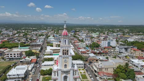 Atemberaubende-Architekturkirche-In-Der-Stadt-Moca,-Dominikanische-Republik,-Luftaufnahme