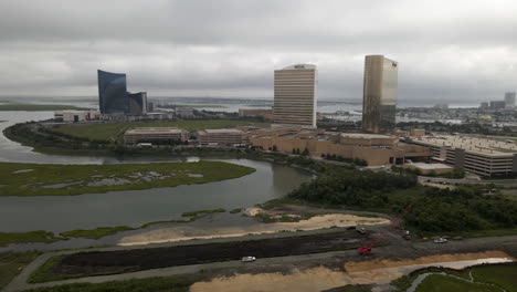 Panorámica-Desde-Los-Casinos-Hasta-El-Horizonte-De-La-Ciudad-En-Atlantic-City,-Nueva-Jersey,-Estados-Unidos