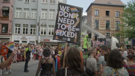 Personas-Con-Carteles-Durante-El-Desfile-Del-Orgullo-Gay-De-Amberes-2023-En-Bélgica