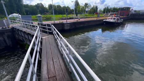 Puertas-De-Esclusa-Cerradas-Que-Revelan-El-Nivel-Superior-E-Inferior-Del-Agua-Y-Un-Barco-Esperando-Ser-Esclusa