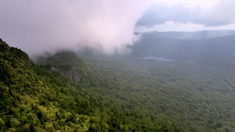 Wolken-Schweben-über-Dem-Großvater-Berghang-In-Der-Nähe-Von-Linville,-North-Carolina,-Antenne