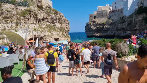 La-Concurrida-Playa-De-Polignano-A-Mare-En-Puglia,-Italia.