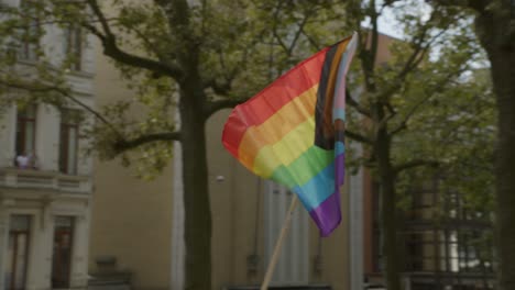 Regenbogenfarbene-Flagge,-Die-Sich-Während-Der-Antwerpener-Pride-Parade-2023-In-Belgien-Von-Links-Nach-Rechts-Bewegt