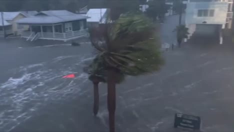 El-Huracán-Idalia-Se-Movió-Al-Oeste-De-La-Región-De-La-Gran-Bahía-De-Tampa-Y-Tocó-Tierra-El-Martes-En-La-Región-De-Big-Bend,-Pero-Su-Impacto-Aún-Se-Sintió-En-Todo-El-Centro-Oeste-De-Florida.