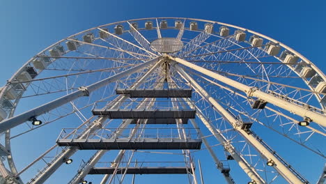 Nahaufnahme-Des-Riesenrads-Blue-Sky-Wheel-In-Bari,-Apulien,-Italien