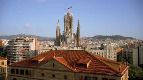 Hermosa-Vista-Del-Horizonte-De-La-Torre-De-La-Sagrada-Familia-En-Barcelona,-España