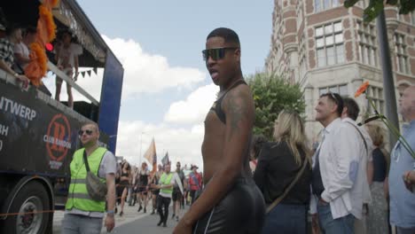 Schwarzer-Schwuler-Mann,-Der-Während-Der-Antwerpener-Pride-Parade-2023-In-Belgien-Mit-Der-Kamera-Spielt-Und-Seine-Zunge-Herausstreckt