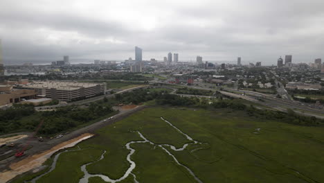 Aéreo-Desde-Atlantic-City,-Nueva-Jersey,-Horizonte-A-Casinos-Fuera-Del-Centro-De-La-Ciudad