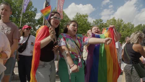 Gente-Animando-Y-Ondeando-Banderas-De-Colores-Del-Arco-Iris-Durante-El-Desfile-Del-Orgullo-Gay-De-Amberes-2023-En-Bélgica