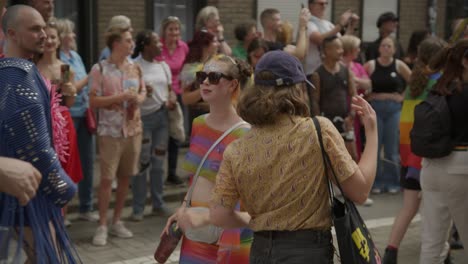 Frau-Tanzt-Während-Der-Antwerpener-Pride-Parade-2023-In-Belgien