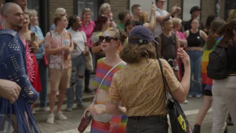 Mujer-Bailando-Durante-El-Desfile-Del-Orgullo-Gay-De-Amberes-2023-En-Bélgica